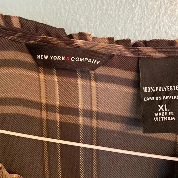 NY and Company flowing top - Picture 2 of 5